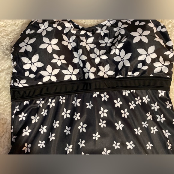 Plus size gorgeous black & white tankini swim top flowy material NWT 2x / 3x - Picture 3 of 6